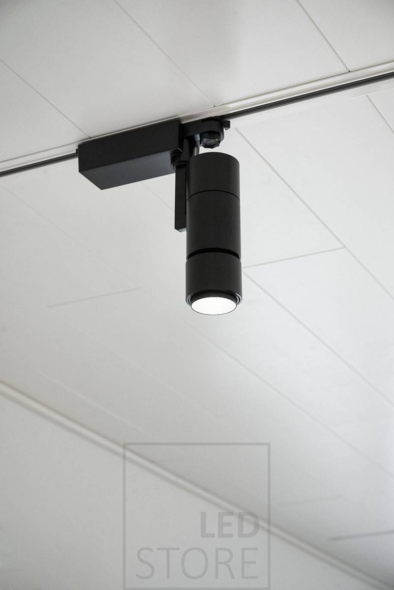 Luz de carril de leds negros, 15W, con una potencia media de 1500 lúmenes. Estas luces de carril tienen suficiente potencia luminosa para ser adecuadas para aplicaciones exigentes como tiendas, salas de exposiciones y espacios habitables altos. Ledstore.fi
